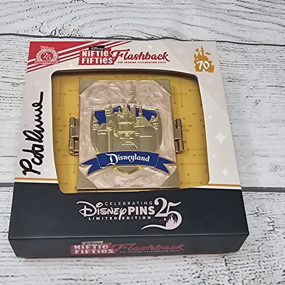 NEW! Minnie Mouse Admiring Fantasy Land & Tomorrow land t Z fold LE 250 PIN ARTI - Picture 1 of 3